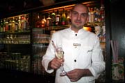 Barchef Bogner hat extra für die Chinesischen Woche zwei besondere Cocktails kreiiert (Foto: Martin Schmitz)